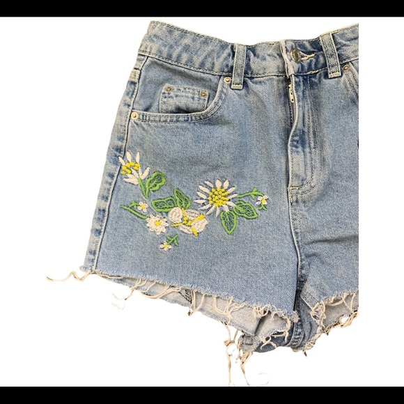 TOPSHOP MOTO Love Me Not Embroidered Mom Shorts With Pockets Light Wash Jean 2 - Picture 4 of 12
